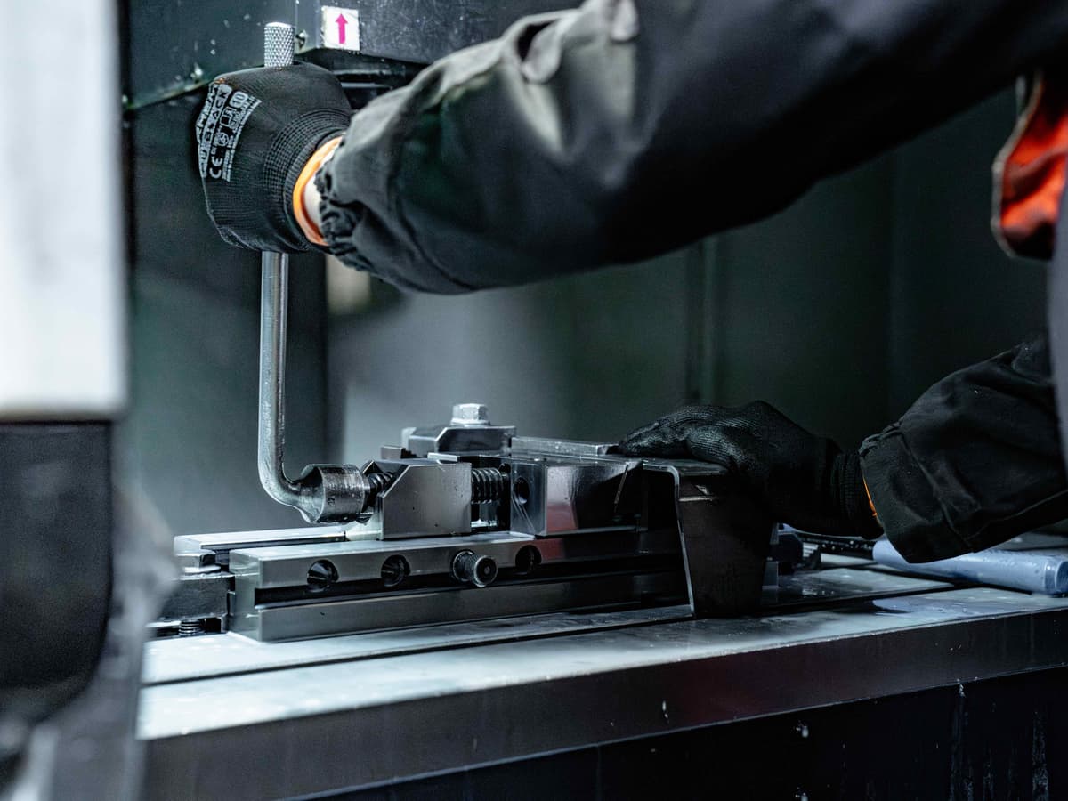 Precyzyjna praca – pracownik ROLF ze sprzętem pomiarowym